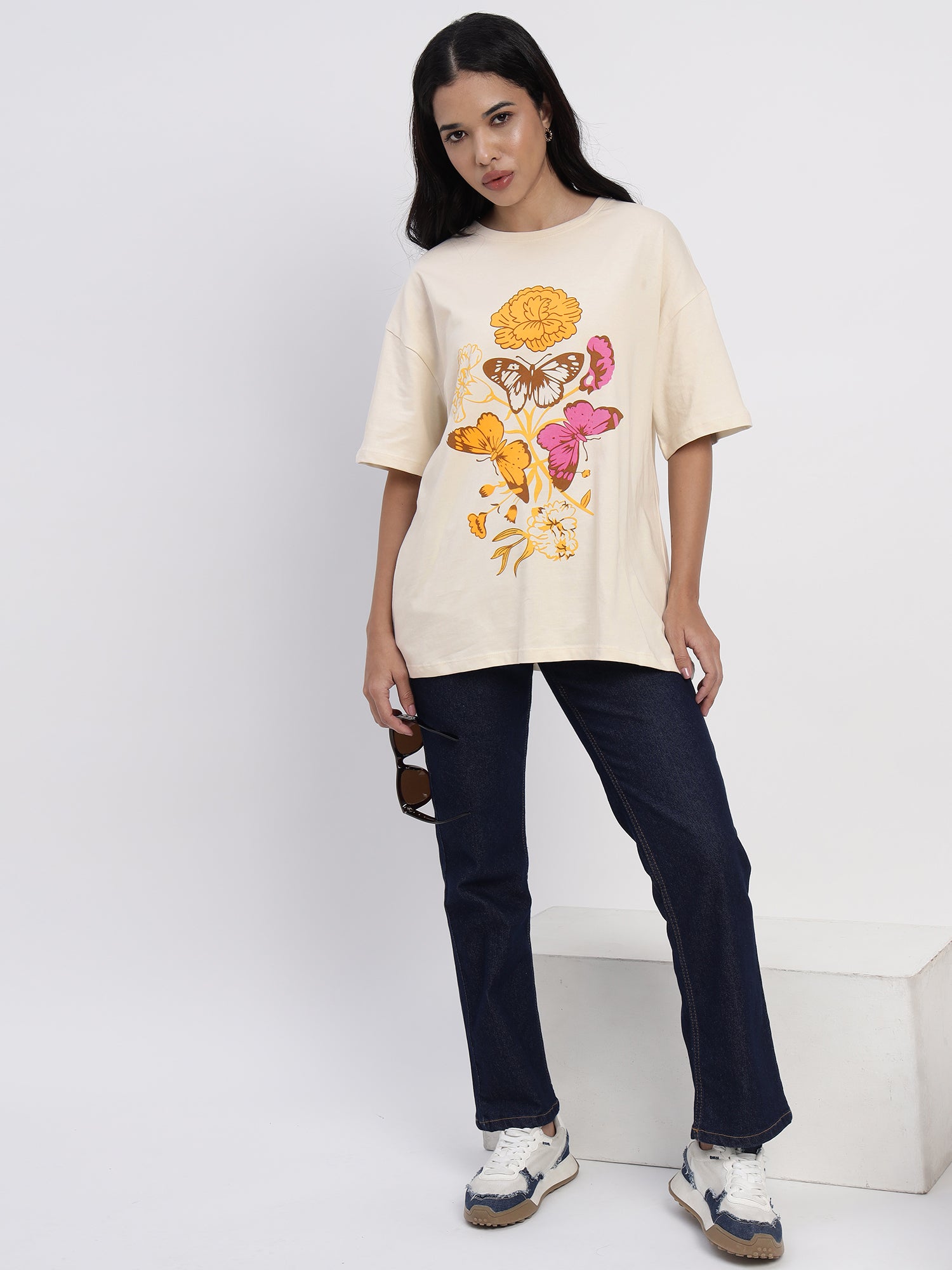 Ivory-colored T-shirt featuring a beautiful floral-inspired print - 2773