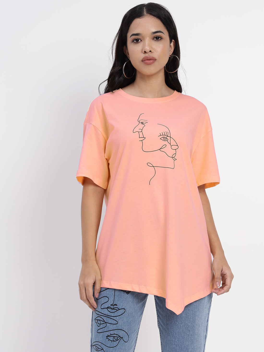 Peach-colored T-shirt featuring an abstract faces print - 2774