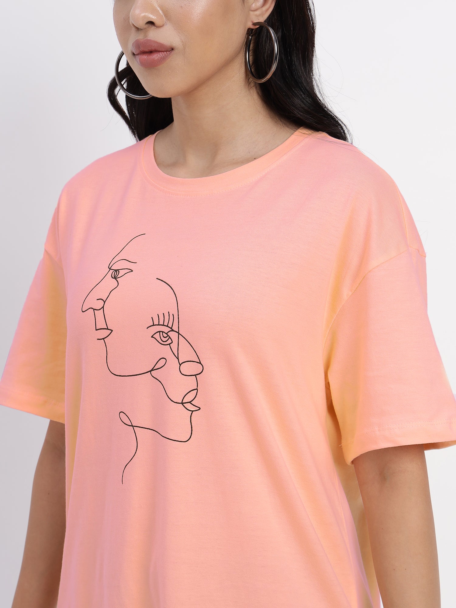 Peach-colored T-shirt featuring an abstract faces print - 2774