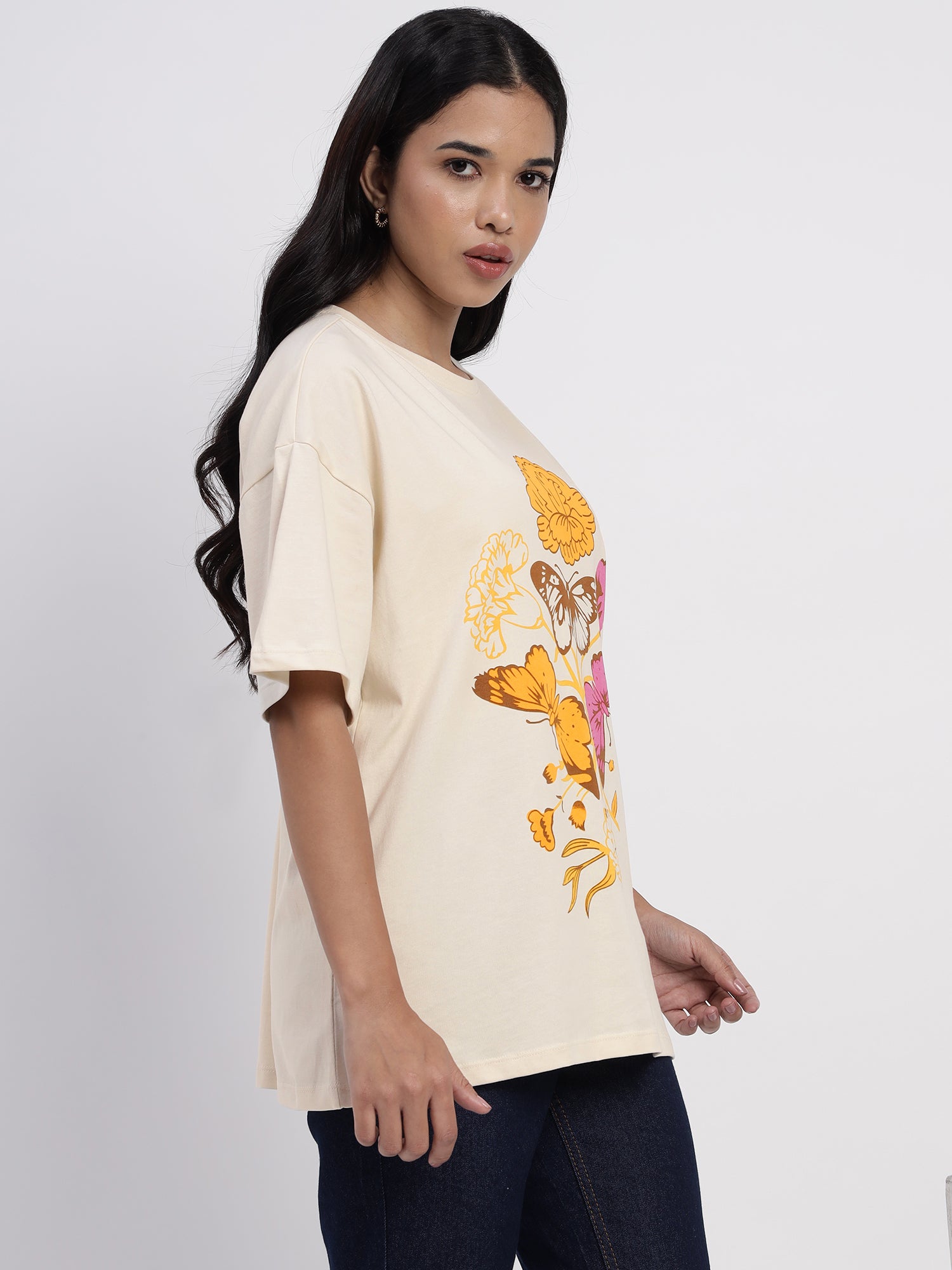 Ivory-colored T-shirt featuring a beautiful floral-inspired print - 2773