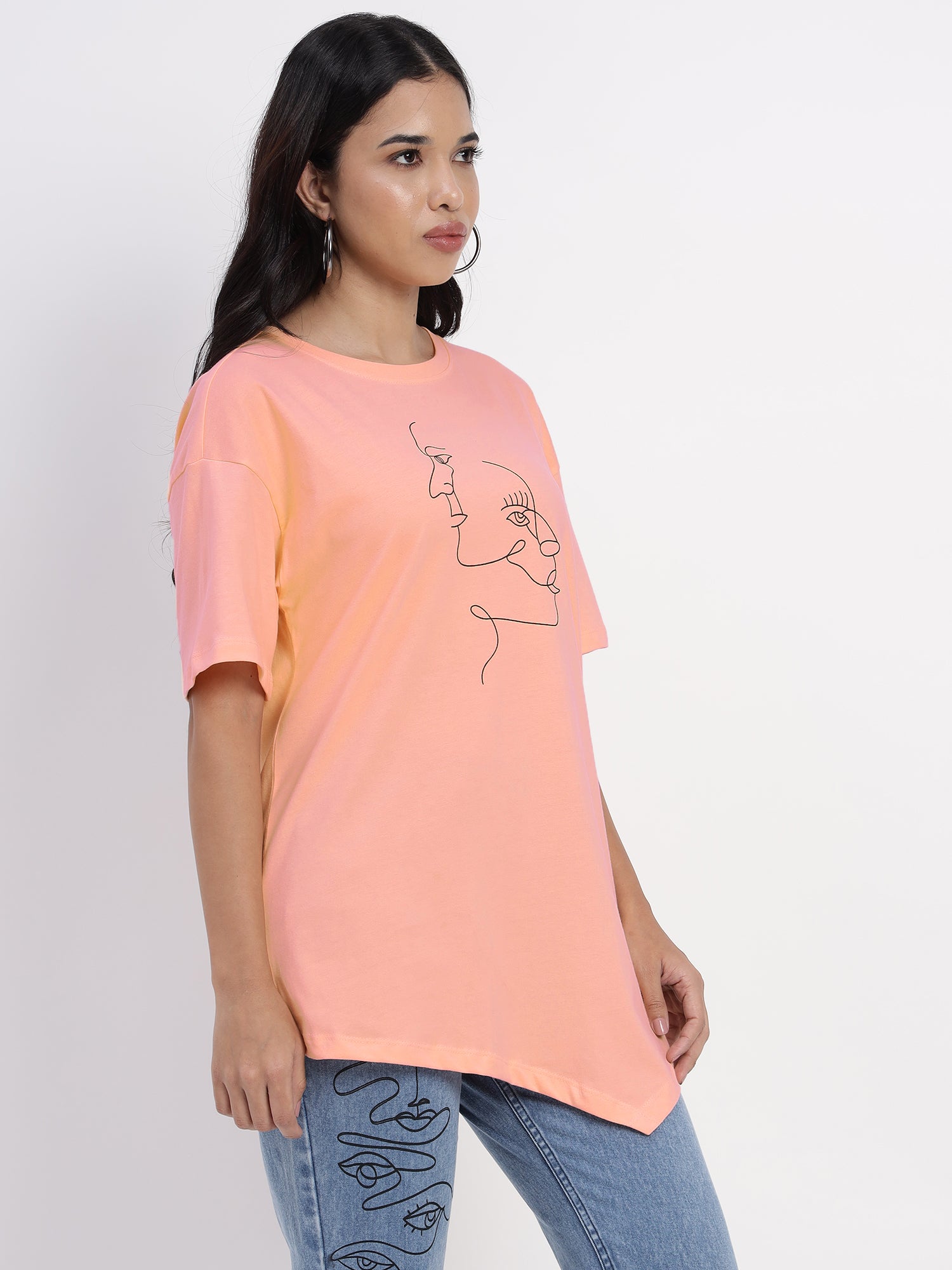 Peach-colored T-shirt featuring an abstract faces print - 2774