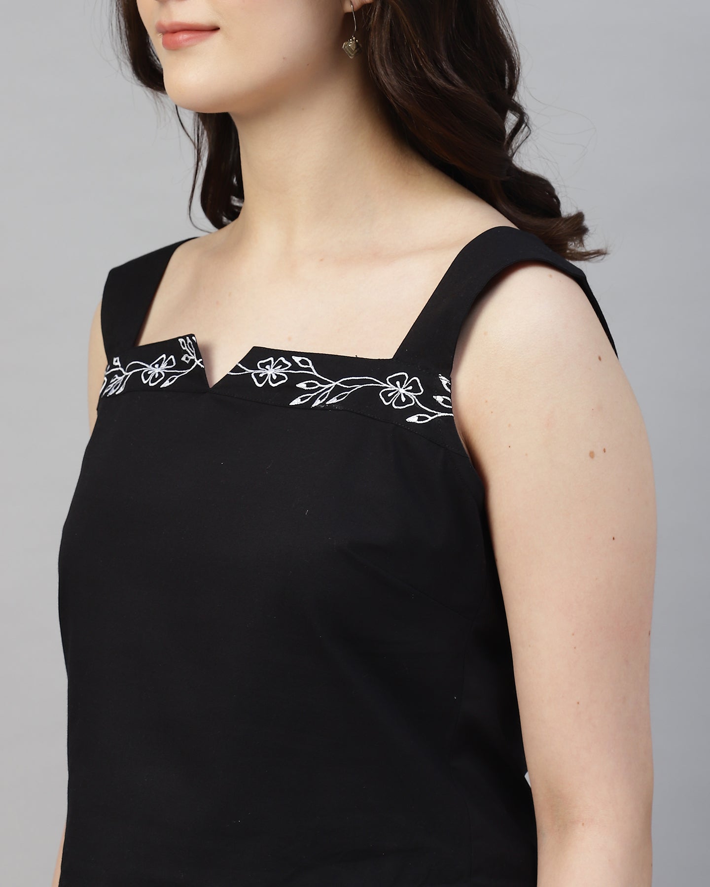 BLACK POPLIN EMBROIDERED SWEARTHEART NECK TOP-2945